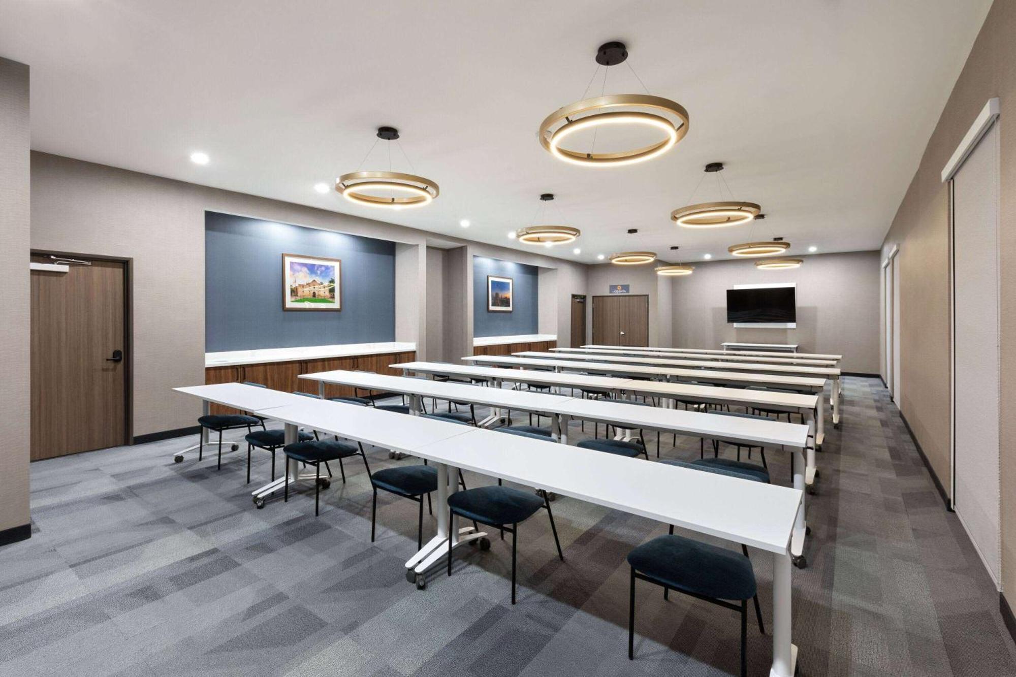 La Quinta Inn & Suites By Wyndham San Antonio At The Rim Εξωτερικό φωτογραφία